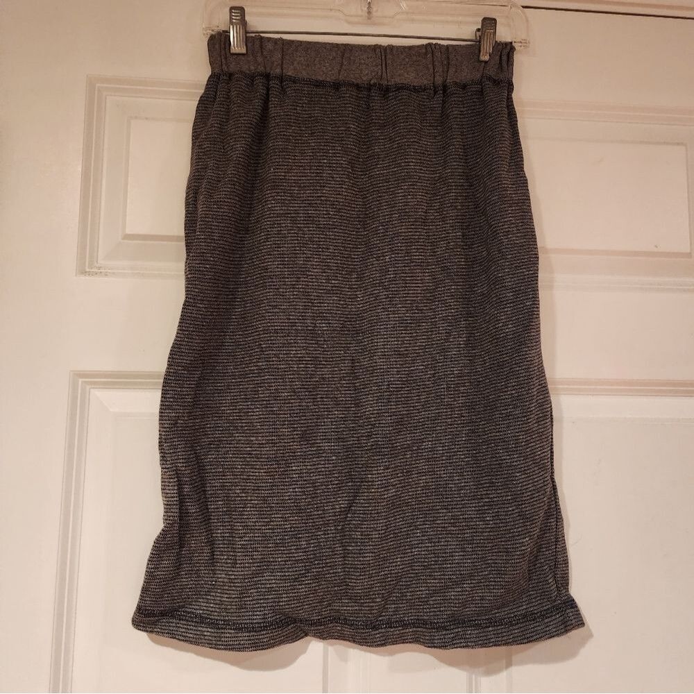 Stretchy black and gray striped midi skirt M